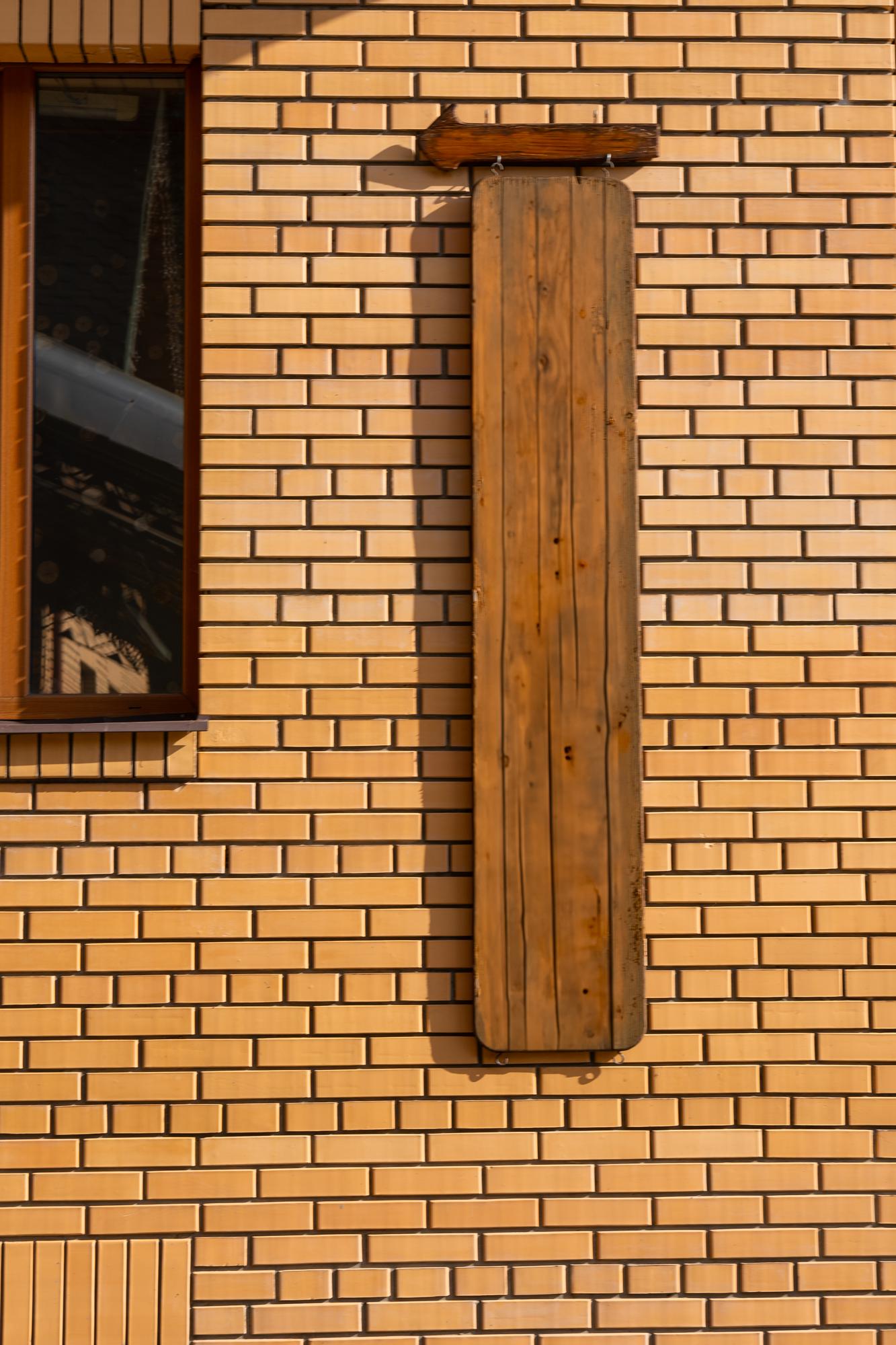 Detaliu arhitectural exterior — cărămidă și lemn